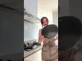Download Lagu Wanita cantik ini sedang masak mie goreng namun sebelum itu velozity dulu PART 1 #pramugari