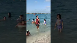 لما اخوك الصغير يشربك مايه من البحر 