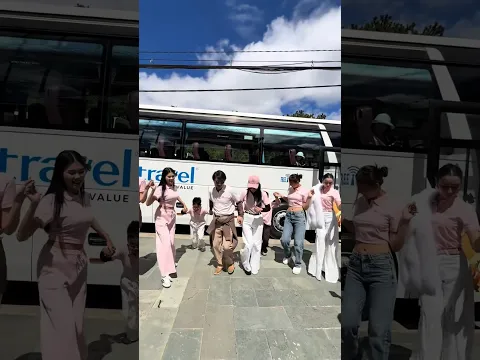 Khởi động sương sương buổi sáng tại Đà Lạt trước xe của Vietravel 🤭