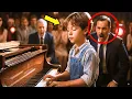 Download Lagu RAAK MIJN PIANO NIET AAN, ARMOEZAAL! — riep de directeur… tot hij blind speelde als een genie