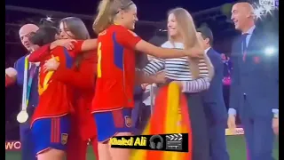 فضيحة القبلة الساخنة لرئيس الإتحاد الإسبانى لويس روبياليس لقائدة منتخب السيدات جينى هرموزو 