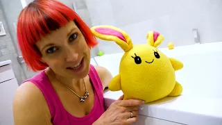 Hora do banho com a Mamãe do Lucky