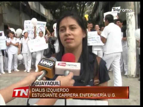 Plantón de estudiantes de la carrera de enfermería en U.G. por seguridad