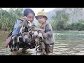 Download Lagu After the rain, the mother and son caught frogs that started to go out in search of food
