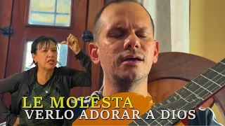 Le Molestaba verlo adorar a Dios y queria que el dejara la iglesia