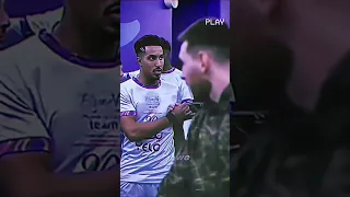 ميسي ينظر إلى سالم الدوسري 