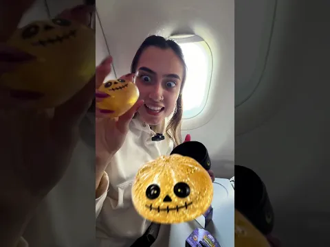 DUMPLING DE HALLOWEEN NO AVIÃO! #shorts