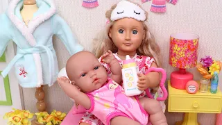 Baby Doll is Crying! Mama Doll takes good care of her!