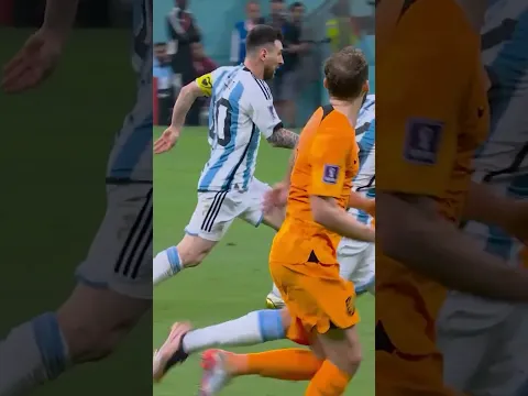 كيف رآه… كيف شاهده… كيف مرر له؟ 🗣️ The game looks easy in his presence