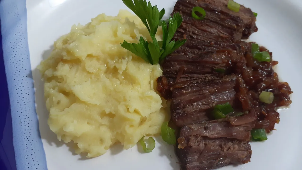 olá meus amores, hoje venho mostrar pra vocês como eu faço um assado de panela aqui em casa SE GOSTO. 