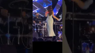 هيفاء وهبي تفاجئ الجمهور بحركة طريفة على المسرح في حفل ابوظبي  هيفاء وهبي تفاجئ الجمهور بحركة طريفة على المسرح في حفل ابوظبي