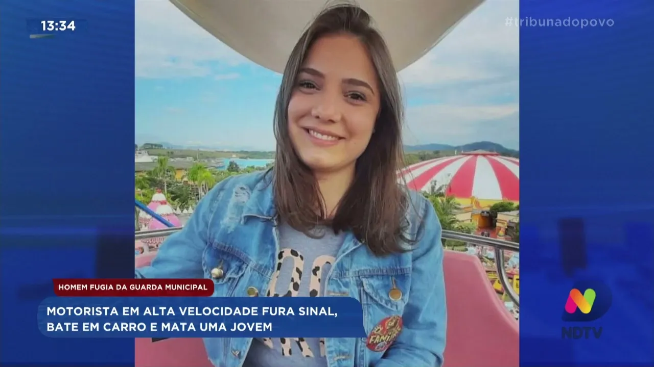 Motorista em alta velocidade fura sinal, bate em carro e mata uma jovem