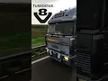 Download Lagu Een krachtige vintage Iveco Turbostar V8 vrachtwagen met aanhanger haalt in bij het accelereren