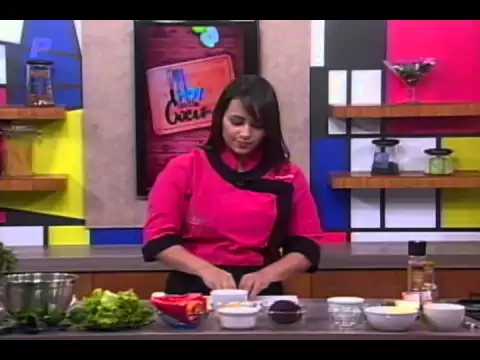 Ensalada fresca con salsa de ajo asado