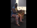 Meester-drummer Tuza demonstreert de Afrikaanse Aslatua Shakers. Geweldige video.