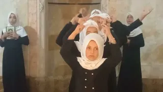 انشودة قرآن أحيا في قلبي مع الحركات طالبات من قسم البراعم اجمل طالبات ديما خادمة القرآن واهله 