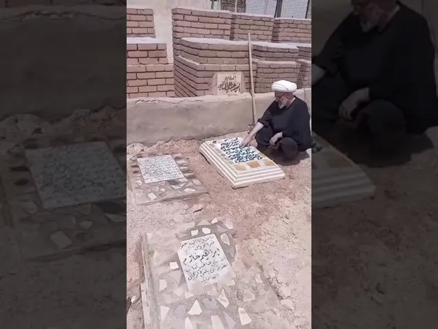 ⁣الدكتور الشيخ إبراهيم العاملي على قبر والده بعد دفنه في مقبرة وادي السلام في النجف الأشرف