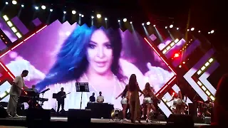                                                              اليسا   بتمايل على ال دندنها