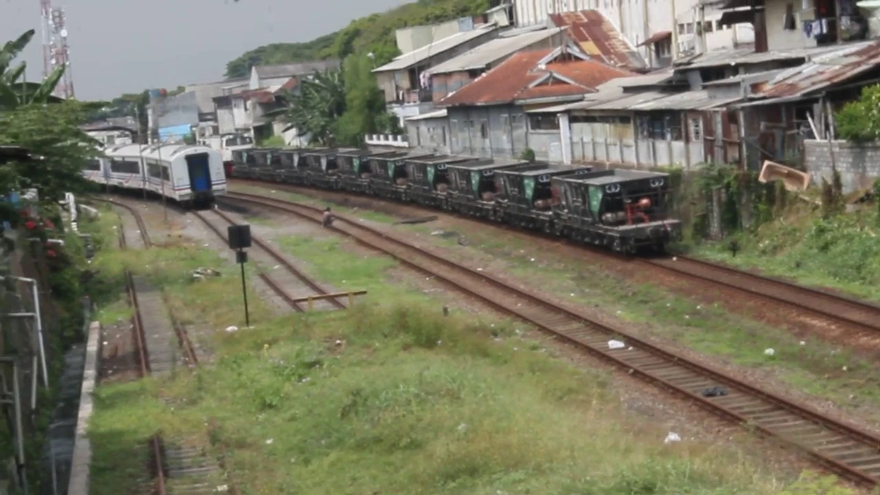 
          
          
          
            
            [KLB] ANGKUTAN BATU BALLAST MASUK STASIUN MALANG
          
        . 