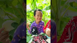 Vorleak With sister Eating Natural Fruit