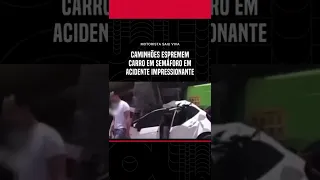 Caminhões espremem carro em semáforo em acidente impressionante #Shorts
