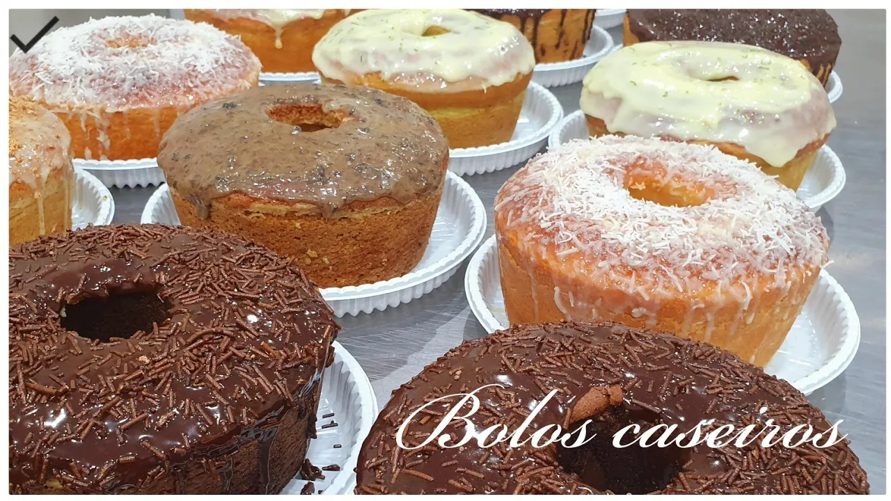 BOLO PINTADO À MÃO COM COBERTURA ESTAMPADA (Bolo Caseirinho)