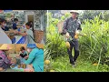 Download Lagu While her father was at home recuperating, Phuong Vy sold pineapples to buy medicine for her father.