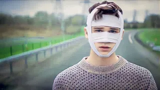 ولد جميل جدا يخفي وجهه بالشاش لان اي شخص يراه يموت على الفور Looks That Kill 