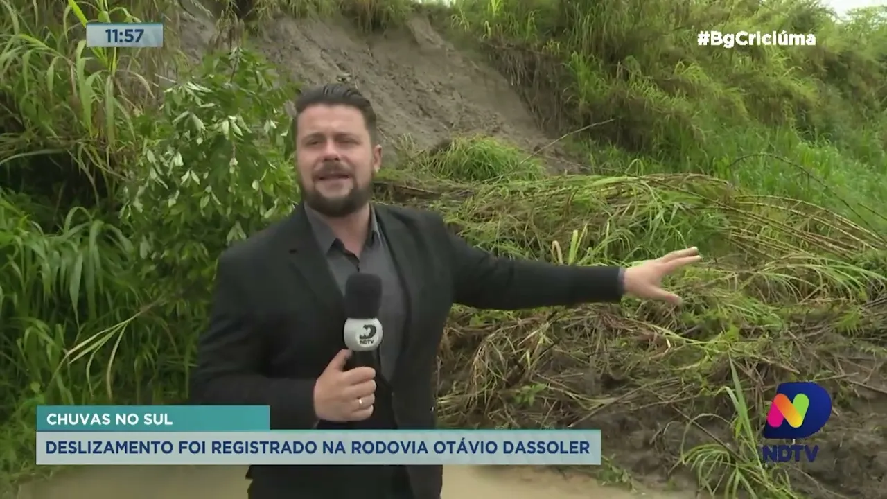 Chuvas causam deslizamento na rodovia Otávio Dassoler em Criciúma