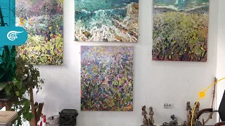 فن انة لبنانية ت حاكي قرى الجنوب ومقاومته بلوحات زيتي ة 