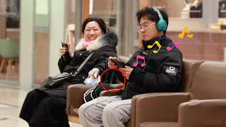 Accidentally Blasting Ridiculous Songs in Public | Prank 沉浸式听歌时耳机却没插好，旁边路人的反应太好笑了