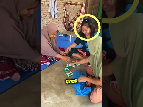 Esta Chica Sacó Algo De Su Bolsa… Y Dejó A Todas Sin Palabras 😳🍬
