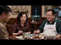 小伙掌勺十年把麵館做成名店，老闆竟為一片肉扣他三萬！他氣得自己開小店賣爆全城，幹成餐飲巨頭讓老闆破產！