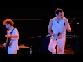 Lagu Extended version of Queen at Live Aid.\