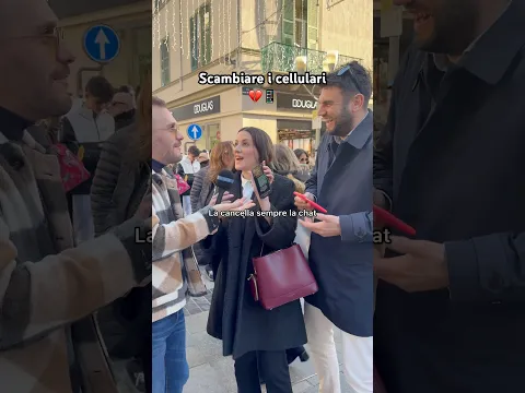 Scambiare i cellulari: lui cancella tutte le chat! #scambiarecellulari #fidanzati