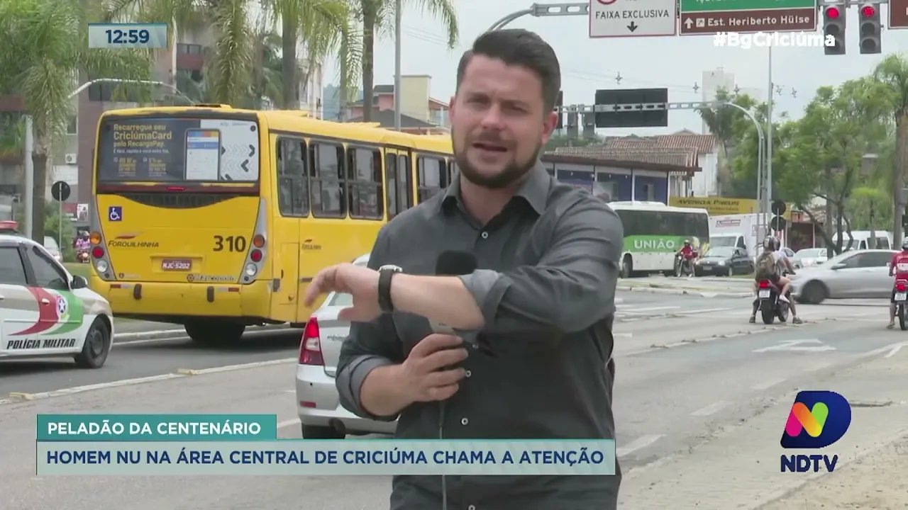Homem chama a atenção por andar nu na principal avenida de Criciúma