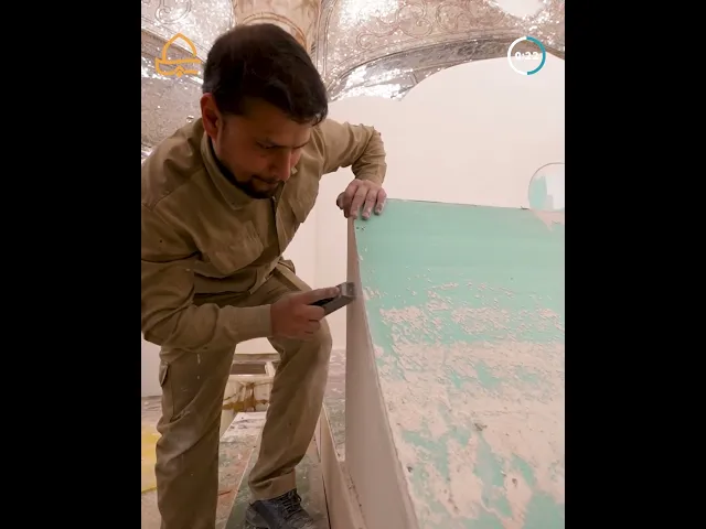 ⁣وحدة الديكور في العتبة العلوية المقدسة يضع اللمسات الأخيرة لمنصة الختمة القرآنية لشهر رمضان المبارك