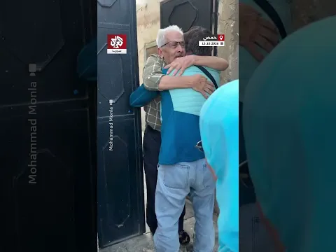 عناقٌ طال 14 عامًا.. مشاهد مؤثرة للحظة لقاء شاب مغترب بوالده في حمص، بعد اغتراب دام 14 عامًا