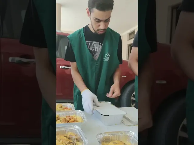 ⁣هيئة الإمام الحسن (ع) تباشر خدمة المعزين وتوزيع بركة الإمام الحسين (ع) في منزل فيصل آل رحمة #عاشوراء