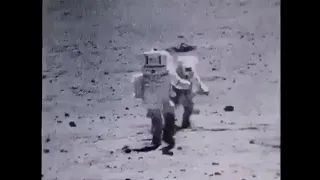 لقطـات موثقة لتعثر رواد الفضاء على سطح القمر 