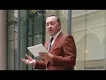 Video di Kevin Spacey reads poem in first public appearance since sex assault allegations