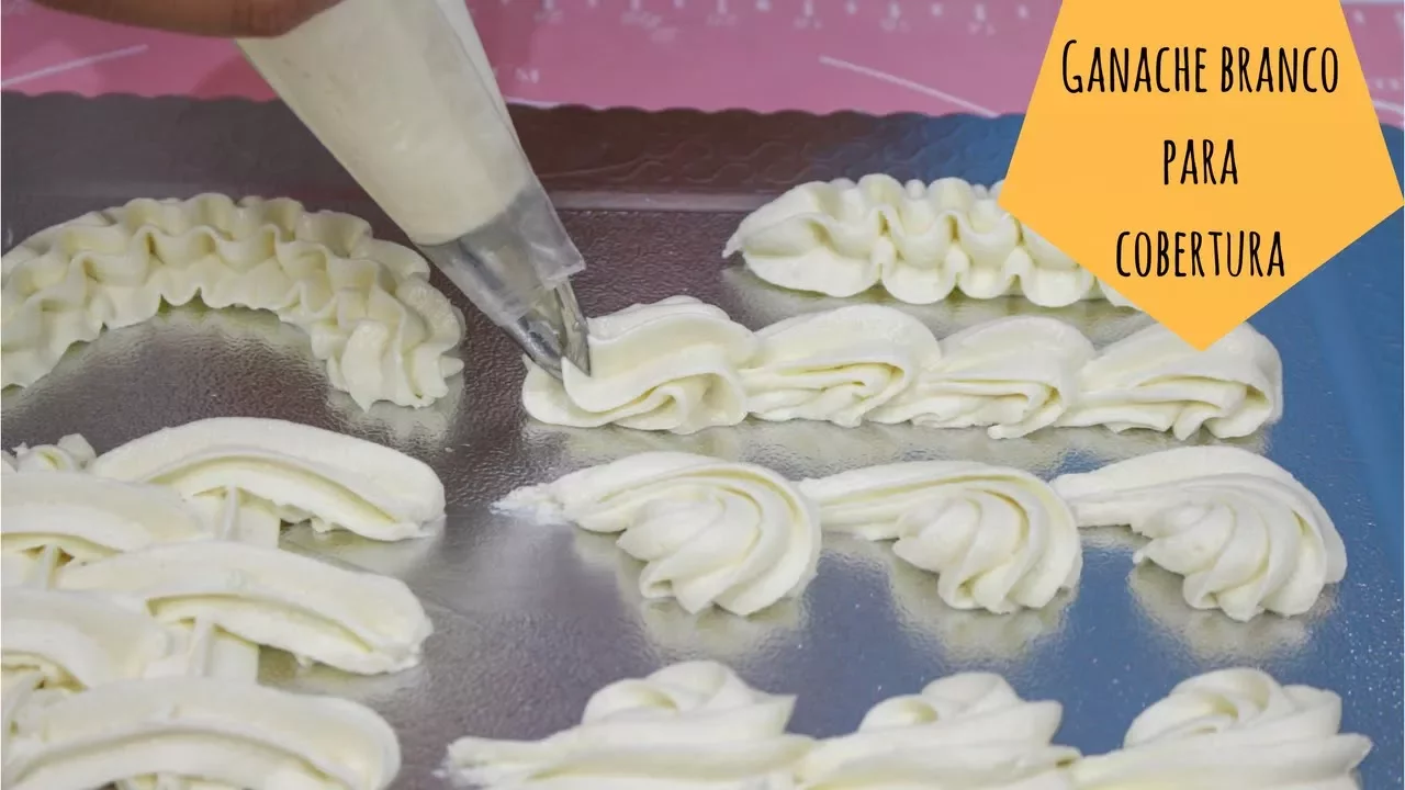 Aprenda a fazer uma blindagem com ganache de chocolate para bolos. Esta blindagem de ganache é ideal. 