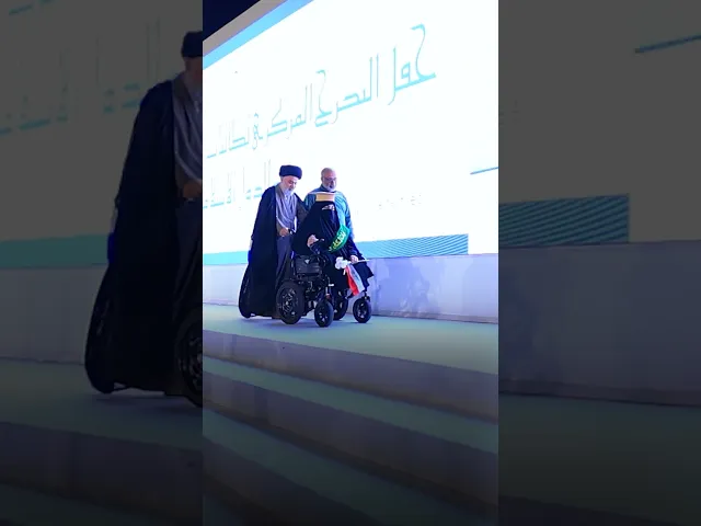 ⁣سماحة السيد الصافي يكرّم طالبة من ذوي الهمم في حفل تخرج طالبات الجامعات تثمينًا لمنجزها العلمي.