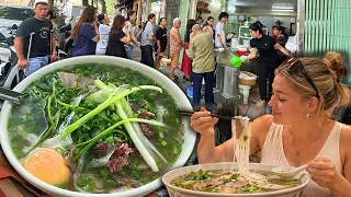Xếp hàng ăn phở tại Phố Cổ Hà Nội | Du lịch ẩm thực Việt Nam