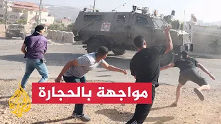شاهد  شبان فلسطينيون يرشقون آليات الاحتلال بالحجارة في سلواد دندنها