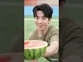 그 젊은이는 증오를 불러일으키는 시스템을 작동시켜, 자신에게 물을 건네주는 학교 최고의 미녀를 무시하고, 결국 그녀를 격분시킨다!