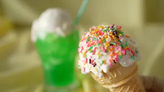 Ice Cream with Colored Sprinkles and Cream Soda カラースプレーアイスとクリームソーダ