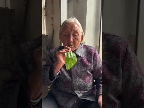 A vegetable leaf that can blow bubbles, guess what kind of vegetable it is? #Grandma #Rural Life
