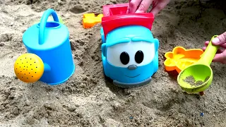 Игрушка Грузовичок Лева играет в песочнице! ⁨@DiDiTVkids⁩