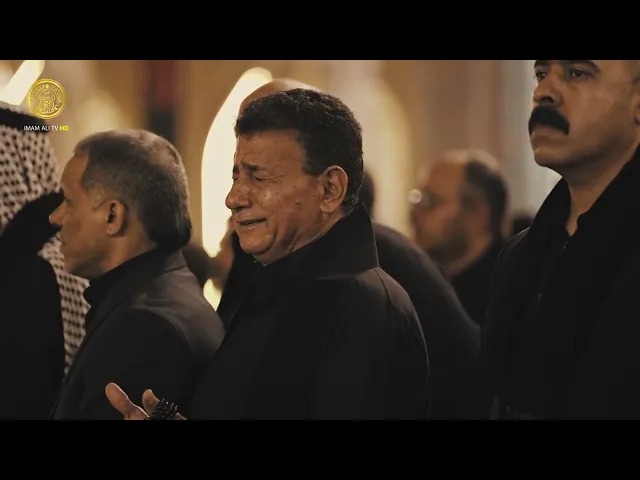 ⁣رايةُ الحقّ والخلودِ ترتفعُ لتعبِّرَ عن الأسى و يمتزجَ عبيرُها مع آهات المعزّين